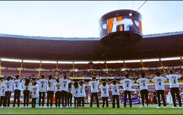 En el Coloso de la Calzada Independencia abundan las camisetas con el dorsal 4, que Márquez ha vuelto legendario. TWITTER/@atlasfc