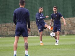 Joaquín Correa, Gabriel Mercado y Miguel Layún (derecha) durante la sesión de entrenamiento en Marbella. EFE/D. Pérez