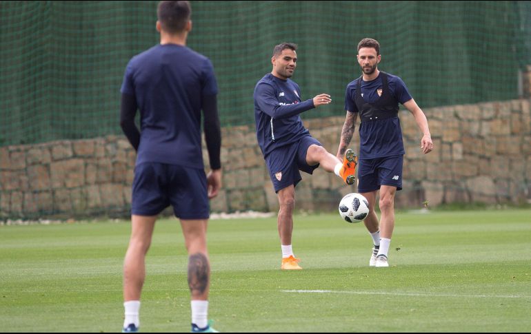 Joaquín Correa, Gabriel Mercado y Miguel Layún (derecha) durante la sesión de entrenamiento en Marbella. EFE/D. Pérez