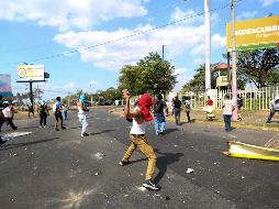 Inconformes lanzan piedras a los policías antimotines en la capital nicaragüense. AP/A. Zúñiga