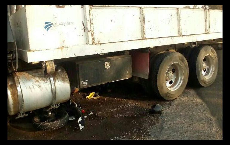 En el lugar, personal de seguridad detuvo al chofer del vehículo para deslindar responsabilidades del hecho. ESPECIAL / Policía de Tlajomulco de Zúñiga