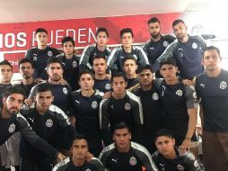 Los jugadores acompañaron el mensaje en Twitter con una fotografía que muestra a los 22 elementos rojiblancos posando juntos. TWITTER/@Rpizarrot