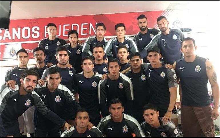 Los jugadores acompañaron el mensaje en Twitter con una fotografía que muestra a los 22 elementos rojiblancos posando juntos. TWITTER/@Rpizarrot