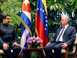 El mandatario venezolano se pronunció a favor de que el expresidente Raúl Castro se mantenga en la vanguardia de los esfuerzos para garantizar la continuidad de la Revolución en la isla. AFP/ E. Mastrascusa