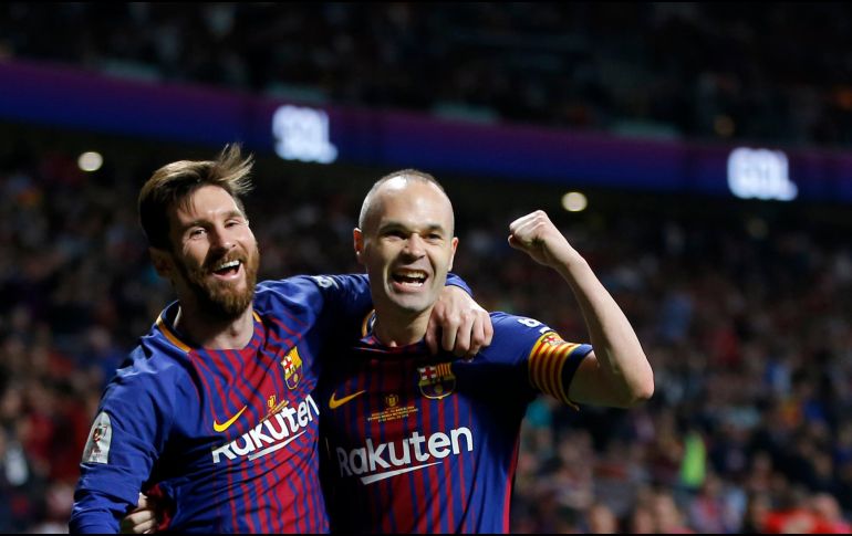 Andrés Iniesta (D) celebra con Lionel Messi (D) tras anotar el cuarto gol blaugrana. AP/P. White