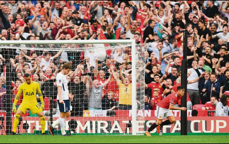 Alexis Sánchez (derecha) celebra su anotación ante el Tottenham. AFP