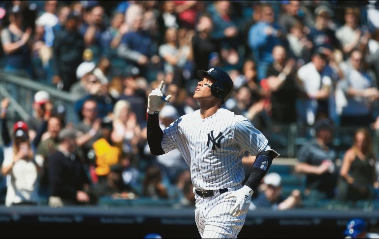 Aaron Judge agradece al cielo mientras corre hacia home tras mandar la pelota a las graderías. AFP