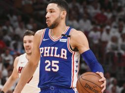Ben Simmons se convierte en el primer novato en 38 años en lograr un triple-doble en un juego de Playoffs de la NBA. Ayer junto a Joel Embiid llevaron a los Sixers a tomar ventaja de 3-1 ante el Heat. AFP/M. Brown