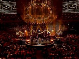 La estrella australiana Kylie Minogue acaparó las miradas en el show. TWITTER