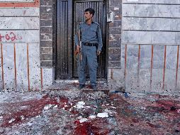 Un miembro de las fuerzas de seguridad custodia el sitio de la explosión. EFE/H. Adín