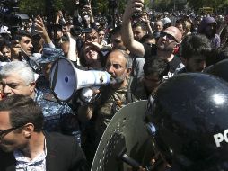 Nikol Pashinián y el primer ministro Serge Sargsián tuvieron una reunión para negociar, pero ésta fracasó. TWITTER/@EPInternacional