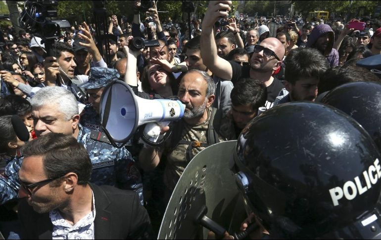 Nikol Pashinián y el primer ministro Serge Sargsián tuvieron una reunión para negociar, pero ésta fracasó. TWITTER/@EPInternacional