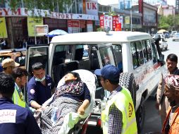Personal médico atiende a uno de los heridos en el sitio del ataque. EFE/J. Jalali