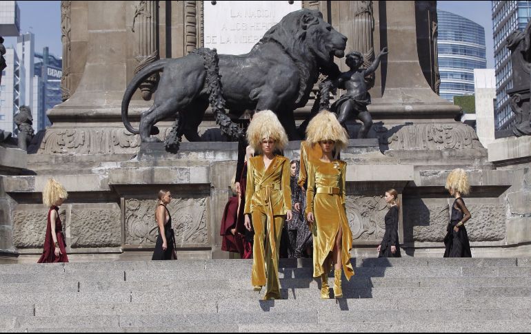 Modelos desfilan en la pasarela del diseñador mexicano Alfredo Martínez, durante la XIII edición del Fashion Week México, en las escalinatas del Ángel de la Independencia, en Ciudad de México. EFE/S. Gutiérrez