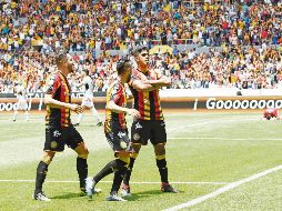 Antonio Sánchez festeja el gol con el que se abrió el marcador ayer en el Estadio Jalisco y que le dio un poco de tranquilidad a la UdeG. EL INFORMADOR/M. Vargas