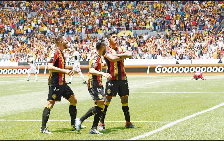Antonio Sánchez festeja el gol con el que se abrió el marcador ayer en el Estadio Jalisco y que le dio un poco de tranquilidad a la UdeG. EL INFORMADOR/M. Vargas