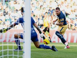 Su gol valió tres puntos y el sexto lugar. Nicolás Castillo vence con su disparo a Jonathan Orozco para el 2-0. MEXSPORT