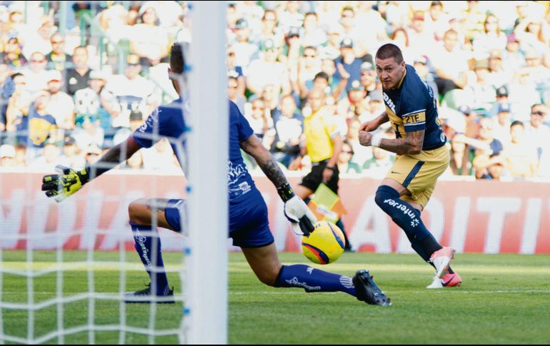 Su gol valió tres puntos y el sexto lugar. Nicolás Castillo vence con su disparo a Jonathan Orozco para el 2-0. MEXSPORT