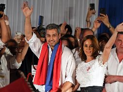 Mario Abdo Benítez, junto a su esposa, Silvana Lopez Moreira, en pleno festejo. AFP/E. Abramovich