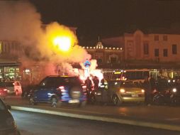 Los jóvenes violentos lanzaron bengalas y prendieron fuego a contenedores de basura que empujaron hacia la policía, que había formado un cerco en torno a los manifestantes. TWITTER/@RRYrevolucion