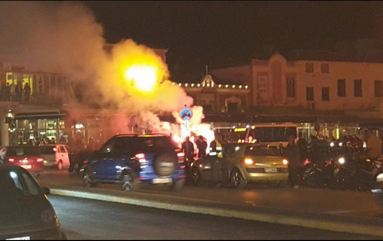 Los jóvenes violentos lanzaron bengalas y prendieron fuego a contenedores de basura que empujaron hacia la policía, que había formado un cerco en torno a los manifestantes. TWITTER/@RRYrevolucion