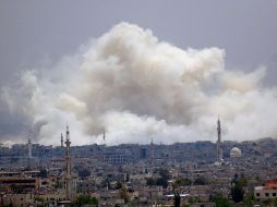 El humo y el polvo se elevan desde el vecindario islámico Hajar al-Aswad tras los ataques del gobierno en el sur de Damasco. EFE/Y. Badawi