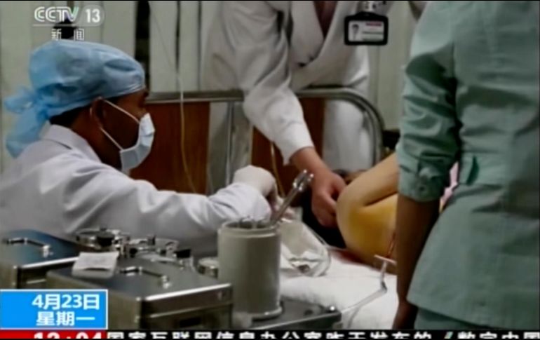 Captura de video de la cadena televisiva CCTV que muestra a equipo médico atendiendo a las víctimas. AP/CCTV
