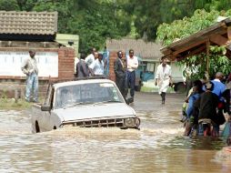 Las inundaciones y los desbordamientos de ríos también han provocado grandes daños en carreteras, así como ataques de cocodrilos. AP/ARCHIVO