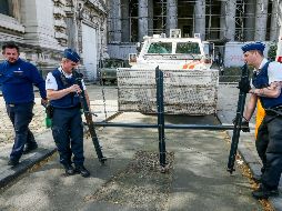 Miembros de la policía belga preparan unas barreras de seguridad junto al juzgado donde se celebra el juicio del presunto yihadista que sobrevivió a los atentados terroristas de París, Salah Abdeslam. EFE/S. Lecocq