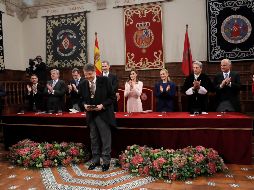 El escritor nicaragüense Sergio Ramírez (c), tras recibir de manos del rey Felipe la medalla y la escultura del Premio Cervantes. EFE/J. Hidalgo