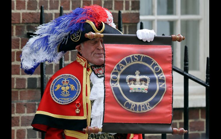 ''Su Alteza Real la duquesa de Cambridge dio a luz a un hijo'', se anunció a las afueras del Hospital St Mary's de Londres. AP/Tim Ireland