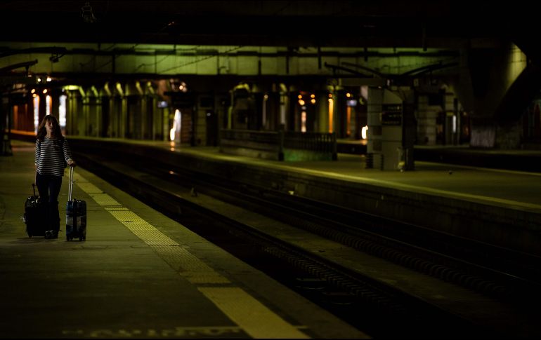 Una mujer camina en una plataforma de la estación Montparnasse en París, Francia, en el comienzo de otra huelga de dos días por parte de trabajadores ferroviarios. AFP/C. Simon