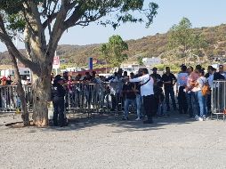 Quienes habían adquirido sus entradas con su pase estaban junto quienes los comprarían en venta general; adentro, seguridad los separaba para agilizar los movimientos. EL INFORMADOR / A. Ramírez