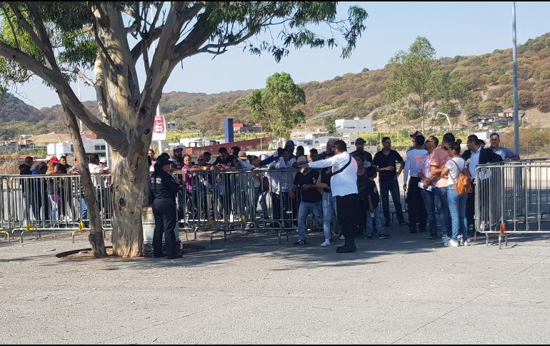 Quienes habían adquirido sus entradas con su pase estaban junto quienes los comprarían en venta general; adentro, seguridad los separaba para agilizar los movimientos. EL INFORMADOR / A. Ramírez