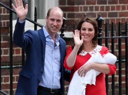 Decenas de personas y fotógrafos de todo el mundo se dieron cita en las afueras del la clínica privada.  AFP/B. Stansall