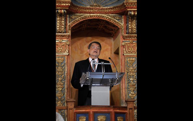 El escritor nicaragüense Sergio Ramírez habla tras recibir de manos del rey Felipe la medalla y la escultura del Premio Cervantes, durante el acto de entrega del máximo galardón de las letras españolas en Alcalá de Henares. EFE/J. Hidalgo