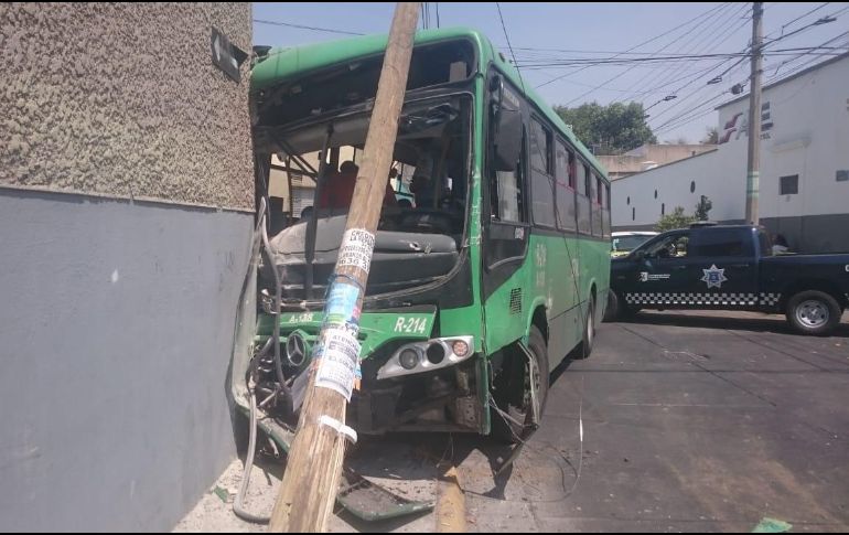 Tras el percance, la unidad de transporte público se estrelló contra una esquina, en la que dejó un poste a medio caer. ESPECIAL / PC y Bomberos Gdl