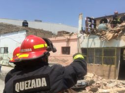 Personal de la División de Investigación de Incendios labora para determinar la causa del estallido. ESPECIAL / PC y Bomberos Zapopan