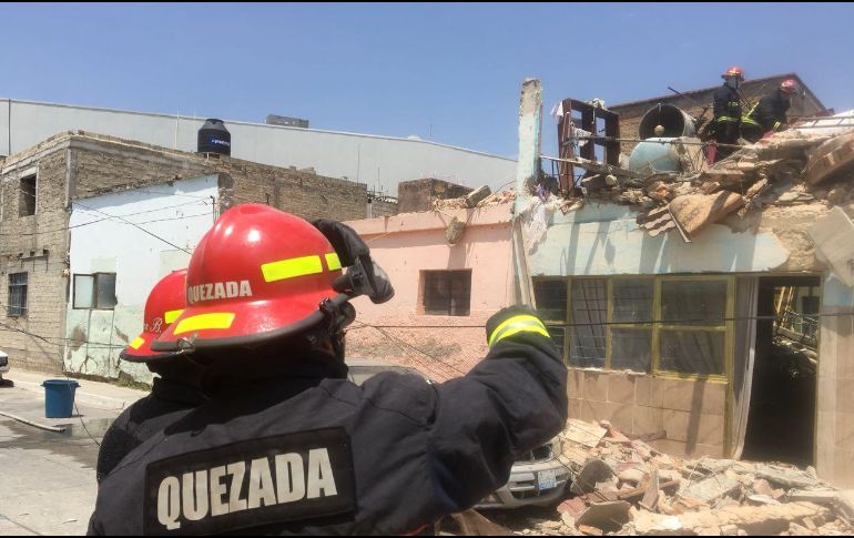 Personal de la División de Investigación de Incendios labora para determinar la causa del estallido. ESPECIAL / PC y Bomberos Zapopan