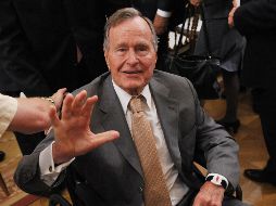 Un vocero de la familia señaló que Bush contrajo una infección que se extendió a su sangre, pero que ya parece estar recuperándose. AFP / ARCHIVO