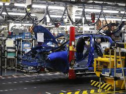 Estados Unidos retiró la propuesta de igualar salarios en la industria automotriz y fijó su postura de regla de origen de 70 a 75 por ciento. AFP/P. Rossingnol