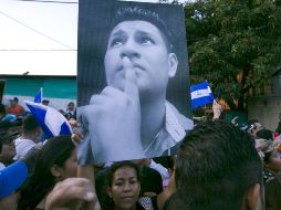 Una mujer sostiene el retrato de un joven muerto durante las protestas del pasado sábado 21 de abril durante una gran manifestación contra el Gobierno del presidente Daniel Ortega. EFE/J. Torres
