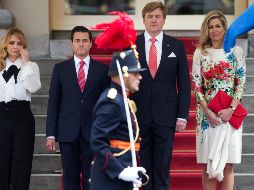 Peña Nieto y su esposa, acompañados por los reyes, se trasladaron hacia los jardines del palacio, previa firma del libro de visitantes distinguidos. AP/P. Dejong