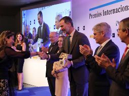 La brasileña Patricia Toledo de Campos (i) recibe de manos del rey Felipe el Premio Rey de España en la categoría de Periodismo Digital por el trabajo 