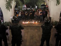 Estudiantes del Centro de Artes Audiovisuales (CAAV) se manifiestan frente a Casa Jalisco después de enterarse de la confirmación de la muerte de sus tres compañeros desaparecidos el pasado 19 de marzo. SUN / RCC
