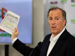 López Obrador critica que aunque Meade estudió derecho, 