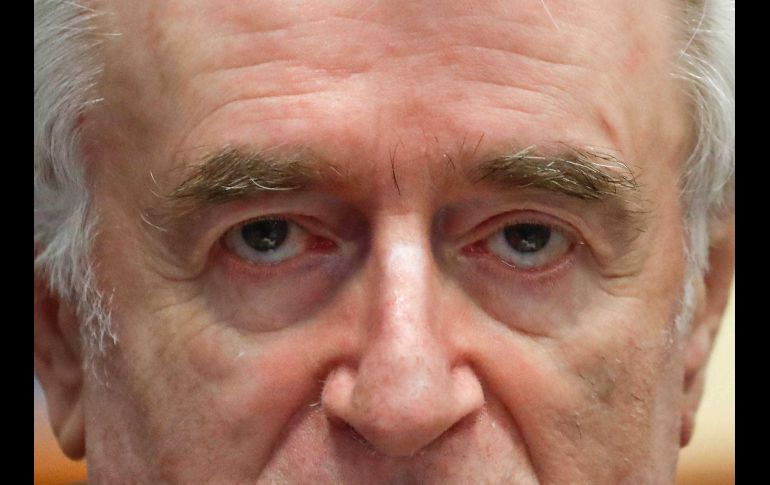 El exlíder bosnio Radovan Karadzic asiste a su recurso de apelación ante Tribunales Penales Internacionales en La Haya, Holanda. Karadzic, condenado a 40 años de cárcel por el genocidio de Srebrenica y crímenes de guerra, pidió un nuevo juicio. EFE/Y. Herman