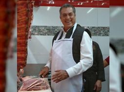 'El Bronco' atendió a la clienta de una carnicería para recordar cuando ayudaba en un negocio familiar. FACEBOOK / JaimeRodriguezElBronco