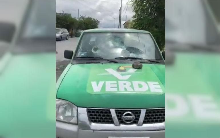 Aspecto de la camioneta donde se llevaba el sonido, luego de que se perpetrara la agresión. FACEBOOK / Hector De La Garza
