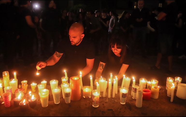 Estudiantes colocan esta madrugada veladoras a las afueras de la Casa Jalisco, residencia del gobernador Aristóteles Sandoval, en Guadalajara, en señal de protesta y duelo por el asesinado de tres estudiantes del CAAV. EFE/C. Zepeda